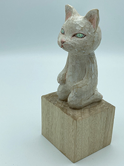 戸川五十生　Tiny Cat 04 正座　6x14x6.6cm　正座
樟、色鉛筆　アクリル　2023