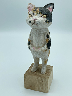 戸川五十生　Tiny Cat 05 三毛　4.5x15x5.5cm　樟、色鉛筆　アクリル　2023
