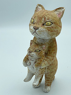 戸川五十生　Tiny Cat 06　親子A　4.5x11x6.5cm　樟、色鉛筆　アクリル　2023