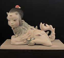 七尾尚子　白澤　縦130×横290×高さ230mm　他台座縦150×350mm　石塑粘土　油絵具