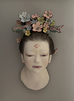 七尾尚子「弁財天」 縦310×横170×高さ130mm 石塑粘土 油絵具