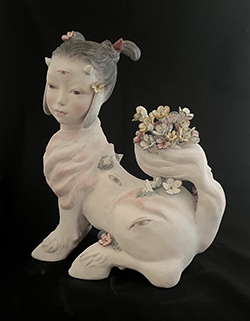 七尾尚子 白澤 縦150×横230×高さ280mm 石塑粘土、油絵具